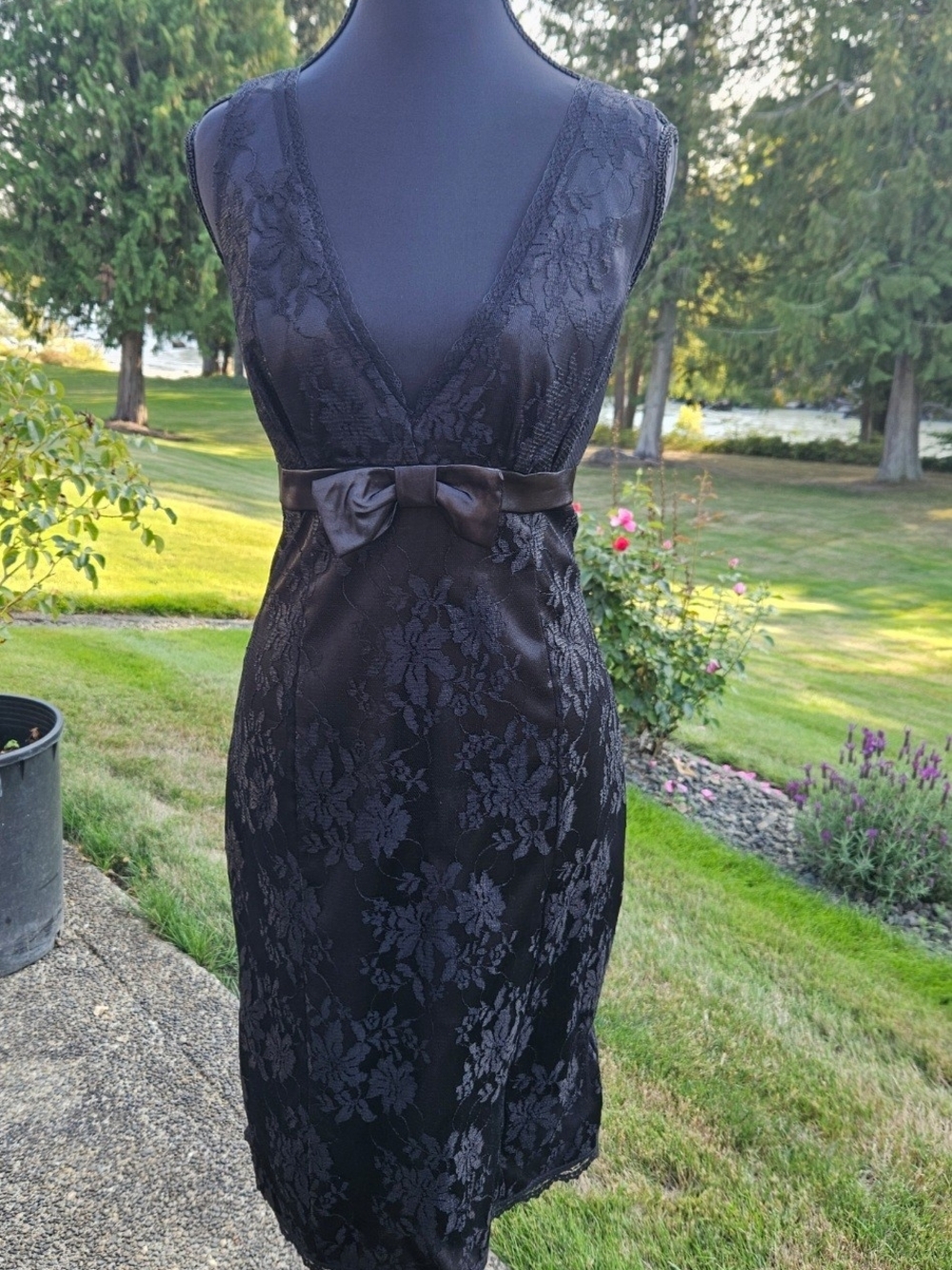 Black Lace V-Neck Cocktail Dress with Bow Sz Large Perfect for any Occasions.